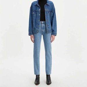 Levi’s 501 Original Fit Light/Medium Wash Jean (Size 28)